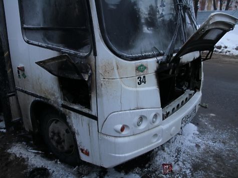 В областном УМВД уточнили что водитель заметил пламя вырывающееся из автобуса остановился и начал тушить огонь